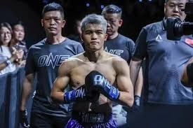 拉普拉塔大学生抗议阿足协新规，背身列队迎接联赛冠军罗萨里奥